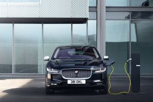 Den velkørende Jaguar-elbil får nu hurtigere opladning med tre faser, nyt infotainment-system og kamerabakspejl.