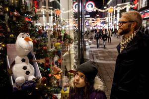 Julehandlen slår ny rekord. Det vurderer Dansk Erhverv og forudser dermed, at hver husstand bruger 5.400 kr. ekstra på gaver og mad op til dette års højtid.