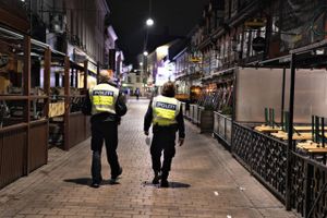 Politi patruljerer i den kendte forlystelsesgade Jomfru Ane Gade i Aalborg efter klokken 22.00, lørdag den 19. september 2020. Regeringens nye restriktioner er trådt i kraft lørdag, og restriktionerne betyder blandt andet, at restaurationer, caféer og værtshuse skal lukke klokken 22. Samtidig har Nordjyllands Politi udstedt opholdsforbud i Jomfru Ane Gade fra lørdag aften. Det betyder, at man må gå gennem festgaden, men man må ikke stoppe op. Foto: Henning Bagger/Ritzau Scanpix