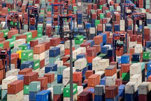 Endeløse rækker af containere på havnen i Hamborg, der venter på at blive afskibet, understreger højkonjunkturen i Tyskland. Foto: AP/Axel Heimken