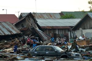 Beboere forsøger at redde ejendele efter jordskælvet Palu i Indonesien. Foto: Muhammad Rifki/AFP