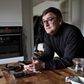 Tommi Andersen er en af de mange danskere, som køber en ny iPhone, når den gamles batteri begynder at aflade for hurtigt. Foto: Tobias Nicolai