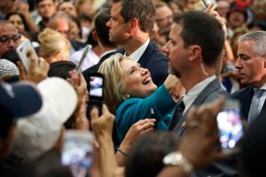 Demokraternes favorit, Hillary Clinton, er foreviget på tusinder af selfies under valgkampen. Her i Fresno, Californien. Foto John Locher/AP.
