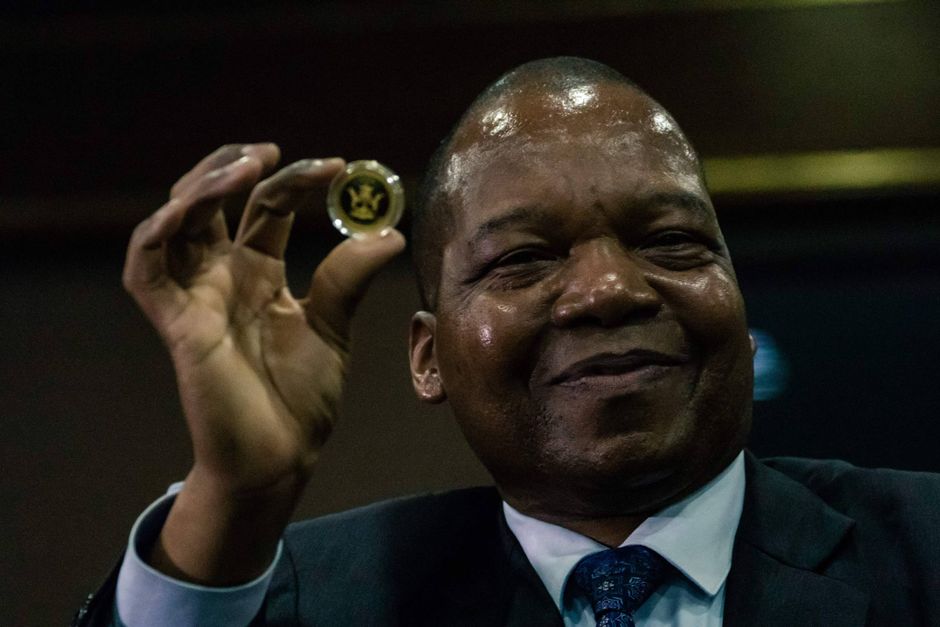 I det afrikanske land Zimbabwe har man nu valgt at indføre guldmønter som betalingsmiddel for at få bugt med den stigende inflation. Den reelle effekt bliver der dog sået tvivl om. 