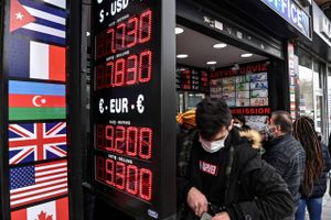Mandag havde tyrkerne travlt med at købe dollars, euroa og andre hovedvalutaer som værn mod det forventede fald i kursen på tyrkiske lira. Foto: AFP/Ozan Kose  