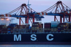 USA har siden Anden Verdenskrig været en global motor for international handel. Her er containere ved at blive læsset på et containerskib i Hamborg havn, Tyskland. Foto: Bloomberg photo by Krisztian Bocsi