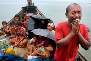 En muslimsk rohingyafamilie er flygtet fra Burma til Bangladesh. Manden på billedet fra 2012 er tydeligt lettet over at være sluppet væk fra forfølgelserne i Burma, men mange rohingyaer ender i lejre i Bangladesh. Foto: Anurup Titu/AP