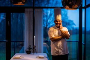 Der er sket store ændringer på Restaurant Frederikshøj i 2021. Det kommer der også til i 2022, fortæller Michelin-kokken.