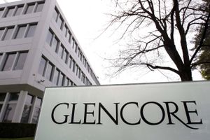 Glencore er et af verdens største mineselskaber, men har det seneste års tid tabt mere end to tredjedele af sin kursværdi på grund af de omfattende prisfald på råvarer.