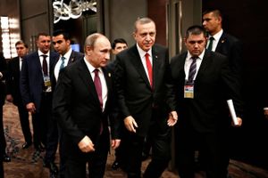 Tirsdag mødes de i Moskva. Tidligere er de bl.a. mødtes ved G20-topmødet i den tyrkiske by Antalya i november i fjor. Erdogan i midten med Putin ved sin højre side. Arkivfoto: AP