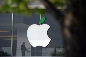Apple brugte første gang sit æble-logo i 1977. Dengang var det regnbuefarvet og designet af Rob Janoff. Foto: Maja Hitij/AP