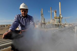 Olieproduktionen i Libyen er kun en femtedel af, hvad den var før Moammar Gaddafis fald. En normalisering af produktionen vil kunne oversvømme verdensmarkedet med store mængder olie. Foto: Hussein Malla/AP