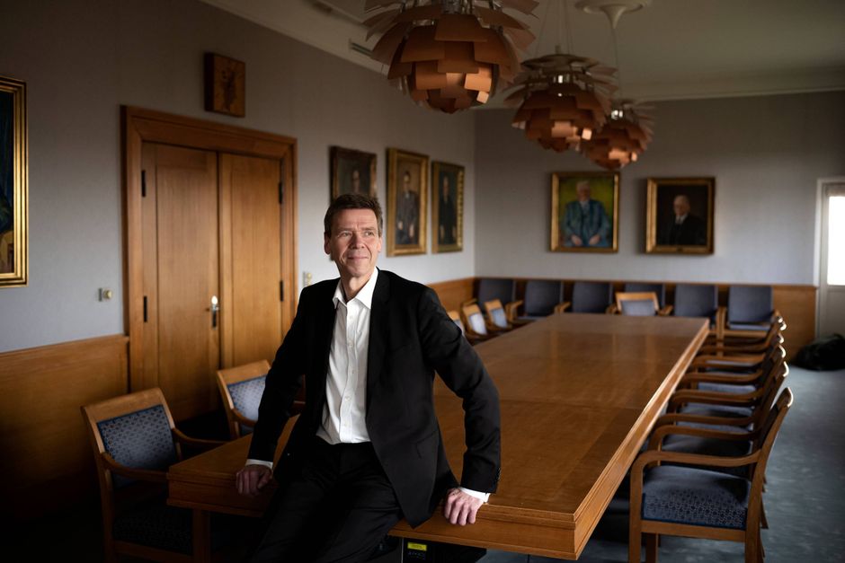 Juridiske eksperter sår tvivl om den skråsikre melding fra Energi Danmark om, at selskabet ikke kommer til at udbetale de trecifrede millionbonusser til tre medarbejdere.  