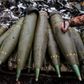 En ukrainsk soldat skriver beskeder til de russiske soldater på de dødelige granater, der anvendes af de såkaldte M777 Howitzer-kanoner i Donetsk-regionen. Foto: Serhii Nuzhnenko via Reuters.