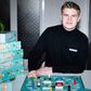 23-årige Mads Holmgren laver brætspil til unge. »Jeg kan se, at det er en type af spil, som de har manglet,« siger han. Foto: Mads Frost