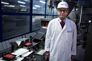 Skare-koncernen blev etableret på en mark for 50 år siden og har udviklet sig til en milliardvirksomhed. Den nu 78-årige stifter står stadig i spidsen, og det er ikke gået stille for sig. 