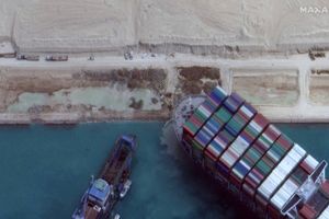 Endelig kan fragtskibe så småt begynde at sejle igennem Suez-kanalen, efter et grundstødt kæmpeskib den seneste uge har stoppet al trafik. Men efterdønninger vil kunne mærkes i måneder efter trafikproppen. 