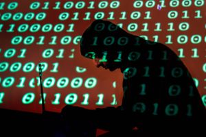 Russiske hackere forsøger at stjæle resultater fra forskning i coronavacciner, oplyser britisk tjeneste.