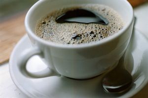 Danskerne elsker kaffe. Årligt er det med til at sikre statskassen op mod 300 mio. kr., fordi kaffedrikkere betaler op mod 16,61 kr. i særafgift per kilo kaffe.