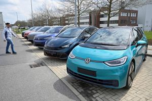 Volkswagen har meldt udsolgt af sine elektriske biler for 2022. Foto: REUTERS/Matthias Rietschel/Arkivfoto
