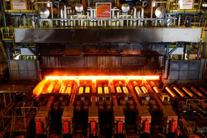 Der er gang i produktionen på ArcelorMittals stålværk i Gent i Belgien. I det hele taget er industrien godft på vej ud af coronakrisen. Foto: Reuters/  Yves Herman