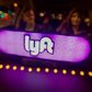 Chauffører, der kørte for Lyft, havde tidligere et stort, lilla overskæg på bilen. Nu er det erstattet af dette lysende skilt, der sidder i forruden. Foto: Josh Edelson/AP