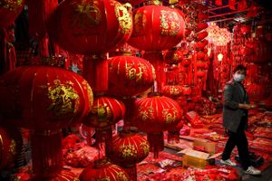 Det Kinesiske nytår er så småt begyndt. Det er normalt en forbrugsfest, men står denne gang i covid-19’s tegn. Flere eksperter spår, at det kan tage måneder endnu, inden landets smittekurve topper.