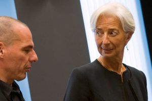 »Hvis vi ikke kan se beløbet være os i hænde den 1. juli, anser vi vores tilgodehavender for nødlidende og Grækenland som værende teknisk set statsbankerot,« fastslog IMF-chefen Christine Lagarde (t.h.) umiddelbart før hun torsdag eftermiddag mødte Grækenlands finansminister Yanis Varoufakis (t.v.).