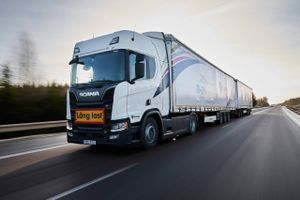 Forsøg viser, at nye superlastbiler både kan fjerne nogle af bilkøerne på vejene og spare masser af CO2. I Danmark er transportministeren positiv.