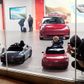 Tesla Model 3, her både i rigtig og børnestørrelse, i et udstillingsvindue. Bilproducenten planlægger et nyt batteri, der vil sænke prisen på Model 3 til det samme niveau som en tilsvarende benzinbil koster. Foto: AP Photo/Kiichiro Sato