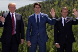 Både Trump. Trudeau (midten) og Moacron smilede til kameraerne ved G7-mødet fredag og lørdag, men umiddelbart efter sin tidlige afgang for at flyve til Singapore tweetede Trump et vredt angreb mod Trudeau.  Foto: Ritzau Scanpix/Ian Langsdon/pool