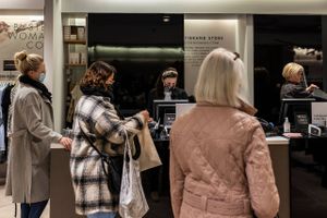 En af de butikker, som mandag genåbnede i detailhandlen, og havde kunder fra straks dørene blev slået op, var dametøjsforretningen Busted på gågaden i Silkeborg. Foto: Joachim Ladefoged.