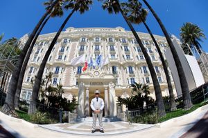 Nu får forsikringsselskabet Lloyd’s dækket en del af erstatningen, der blev udbetalt i forbindelse med diamantrøveriet på Hotel Carlton i Cannes, hvor sikkerhedsholdet bestod af vasketøjsmanden og tre natklubudsmidere. 