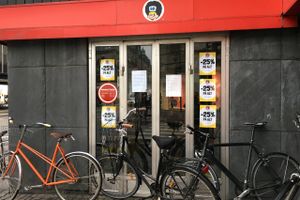 Fætter BR på Bremerholm i indre København måtte fredag den 28. december 2018 lukke butikken og supplere udsalgsskiltene med en konkurshilsen fra advokatfirmaet Kromann Reumert. Foto: Lone Andersen