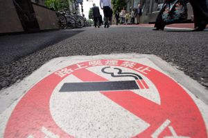 Ryg ikke på gaden, men indenfor er det fint: i de seneste år har Japan forsøgt at slå ned på rygning, men på en facon, der passer med landets aparte rygerkultur. Foto: AP Photo/Shizuo Kambayashi
