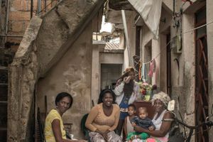 Familier i Cuba har god grund til at glæde sig til, at Cuba måske snart får internet og igen kan importere byggematerialer og landbrugsmaskiner fra USA. Der mangler stort set alt i USA’s naboland. Fotos: Anne Hollande