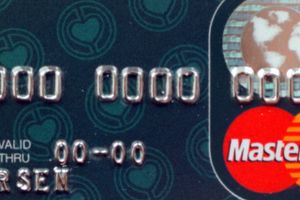 I dag betaler danskerne årligt et trecifret millionbeløb for at bruge kreditkort i forretninger og betalingskort i netbutikker. Men fra nytår bliver al brug af betalingskort gratis for private forbrugere.