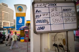 Statstilskud til benzin og diesel er blevet en for stor belastning på statens budgetter. Foto: Saurabh Das/AP