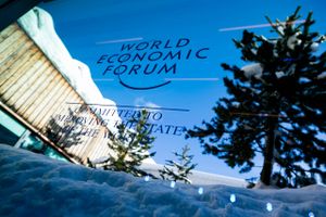 Verden er af lave, og indtil mandag var der praktisk talt ikke kommet nogen sne i Davos. Det ændrer sig i denne uge, og dermed har World Economic Forum udsigt til at kunne holde årsmøde i hvidt. Foto: WEF/Benedikt von Loebell