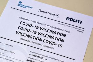 Forskere fra Aalborg Universitet advarer i et nyt studium af falske vaccinebeviser til salg på det mørke internet om, at det digitale certificeringssystem i EU kan være udsat for et alvorligt sikkerhedslæk. Flere af de falske beviser er så professionelle, at de kan bruges i Danmark og resten af Europa, og forskerne regner med, at udbuddet vil vokse i takt med, at flere restriktioner indføres.