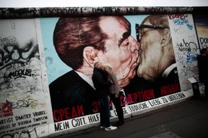 Vægmaleri af Leonid Bresjnev (t.v.) og den østtyske kommunistleder Erich Honecker på den største part af de tilbageværende dele af Berlinmuren. Udstillingen i Moskva giver også et indtryk af Sovjet-styrets brutale greb om Østeuropa. Arkivfoto: Markus Schreiber/AP