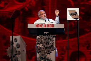 Indiens premierminister Narendra Modi taler ved den officielle åbning af hans "Make in India"-program, der skal sætte gang i den hjemlige produktion.
