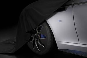 Aston Martin er endnu lidt kryptiske om, hvordan deres nye elektriske Rapide E skal se ud, og løfter kun en lille flig for, hvordan den bliver. Foto: Aston Martin. 