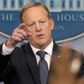 Sean Spicer skal som Donald Trumps talsmand stå for skud for mangt og meget. Deriblandt at blive gjort til grin i diverse talkshows i USA. Foto: Andrew Harnik/AP