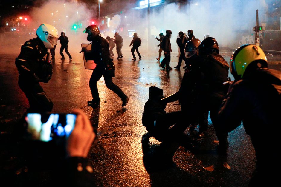 Efter endnu en omgang voldsomme demonstrationer forsøger den franske præsident at vinde tid. I januar vil han indkalde til fredsmøde mellem politiet, borgere og politikere.