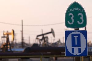 Præsident Biden er kommet under pres for at tvinge benzinpriserne ned, og han kræver nu, at Opec øger olieproduktionen, men samme krav har han ikke fremsat over for de amerikanske olieselskaber. Foto: AFP/Mario Tama