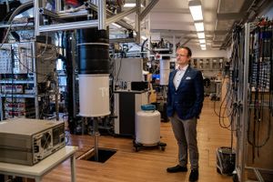 Jonatan Kutchinsky har med selskabet Qdevil fundet en niche i kvantemiljøet og sælger nu udstyr til dem, som bygger kvantecomputere i hele verden. Foto: Stine Bidstrup
  