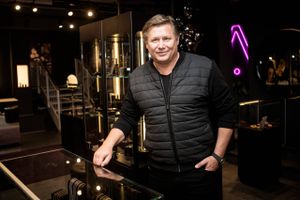 50 år onsdag: Jesper Nielsen kæmper med Pandora om over 1 mia. kr. Samtidig er han i færd med at bygge en ny smykkevirksomhed op. 