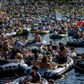 Mange tusinde mennesker demonstrerede søndag til fordel for Berlins trængte natteliv i bydelen Kreuzberg. Foto:David Gannon/AFP