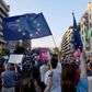 Tsipras' regering har bedt de græske vælgere sige ja eller nej til, om de støtter de internationale långiveres reformkrav til fordel for et låneprogram. Den venstreorienterede græske regering anbefaler et nej.